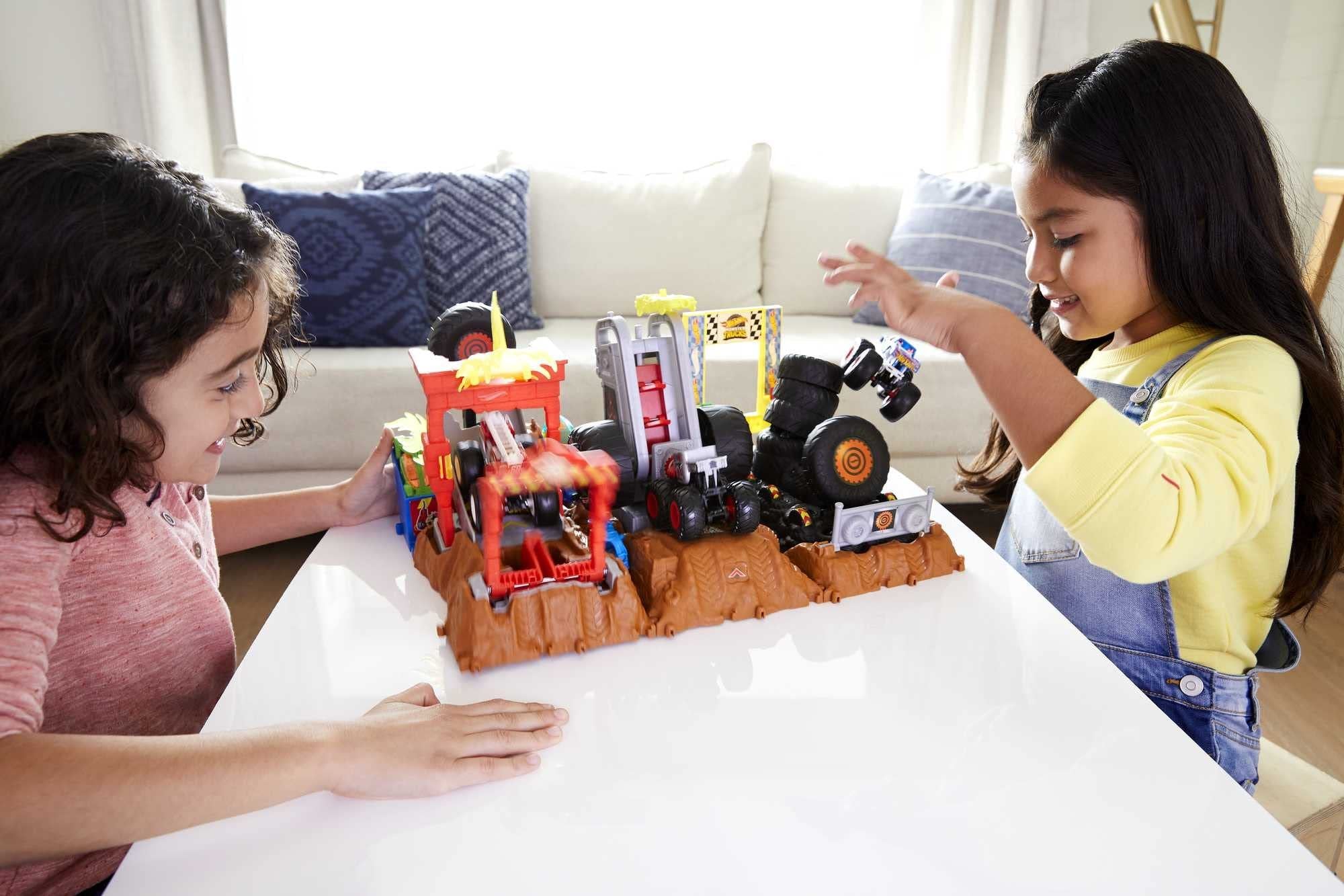 Hot Wheels Monster Trucks Arena Smashers Race Ace Smash Race Challenge Playset with 1:64 Scale Race Ace Toy Truck and 1 Crushable Car