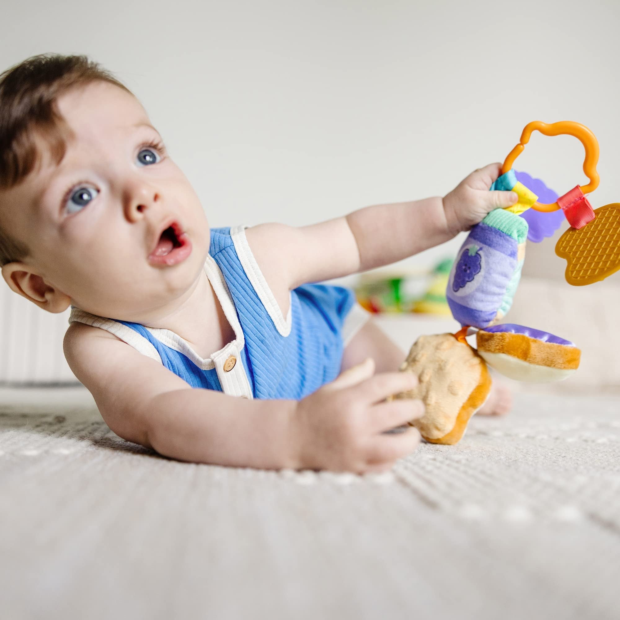 Melissa & Doug Multi-Sensory PB&J Take-Along Clip-On Baby Toy | Sensory Toy for Infants | Developmental Toy for Toddlers | 0+ | Gift for Baby Boys or Baby Girls