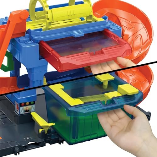 Hot Wheels Let's Race Netflix City Toy Car Track Set, Colour Changing Tunnel Car Wash with 1 Colour Changing Vehicle in 1:64 Scale HTN80