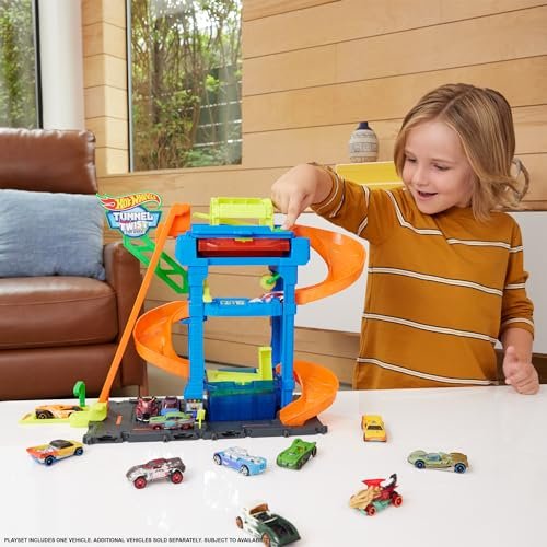 Hot Wheels Let's Race Netflix City Toy Car Track Set, Colour Changing Tunnel Car Wash with 1 Colour Changing Vehicle in 1:64 Scale HTN80