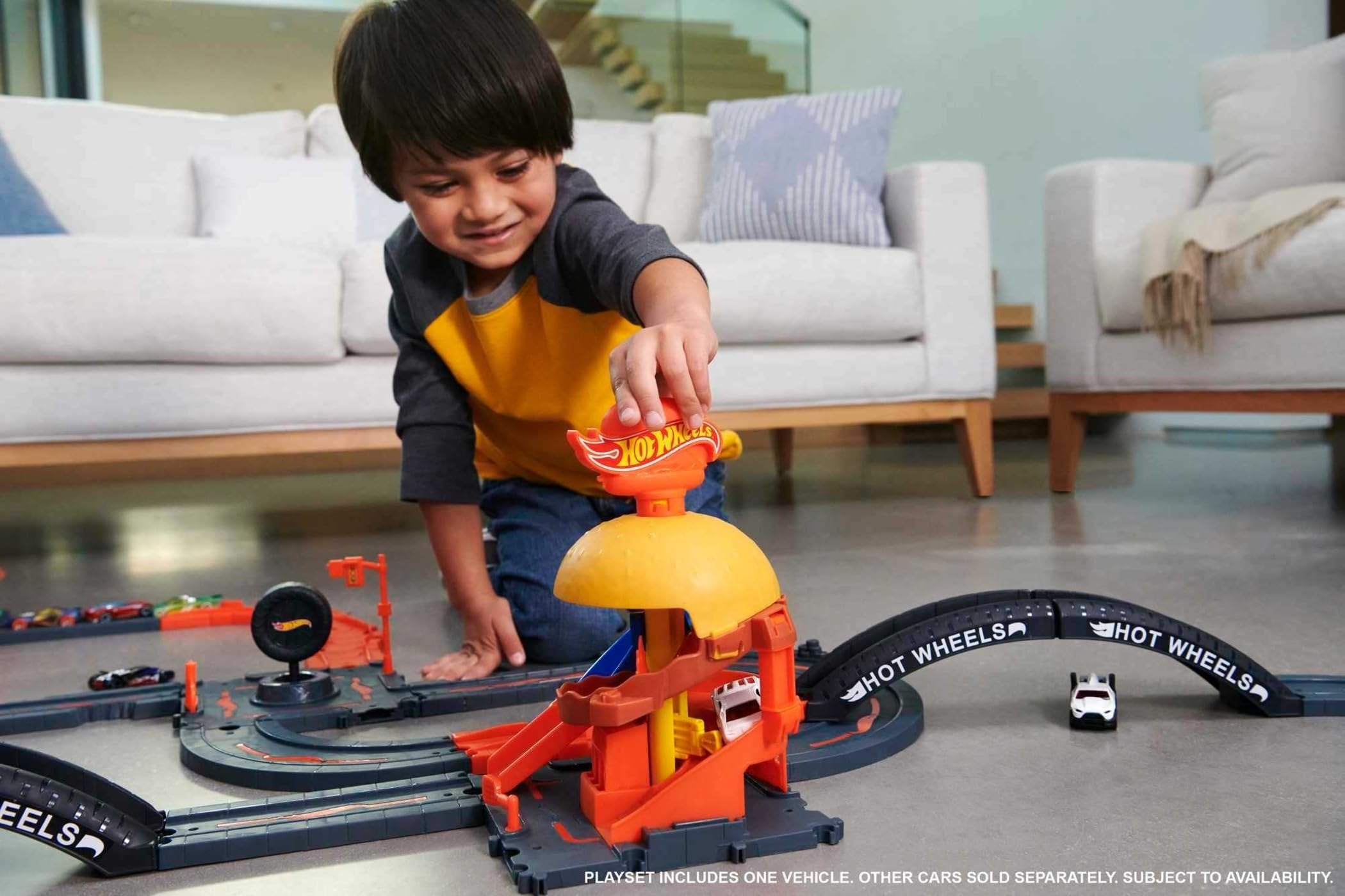 Hot Wheels Toy Car Track Set, City Burger Drive-Thru Playset & 1:64 Scale Car, Connects to Other Sets & Tracks