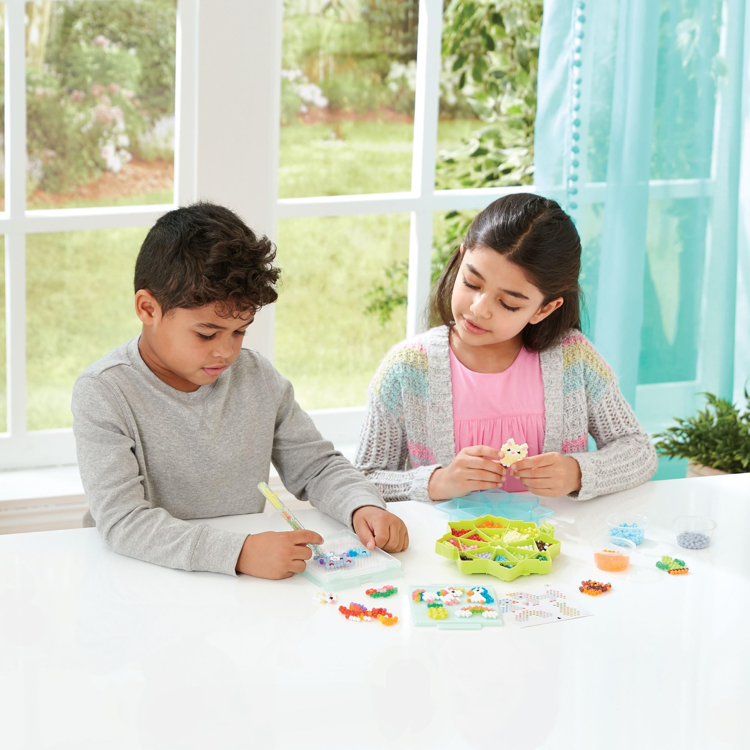 Aquabeads Star Bead Studio - Complete Arts & Crafts Bead Kit for Kids Ages 4+ - Over 1,000 Beads, Including Star Beads and Double Sided Bead Pen Tool