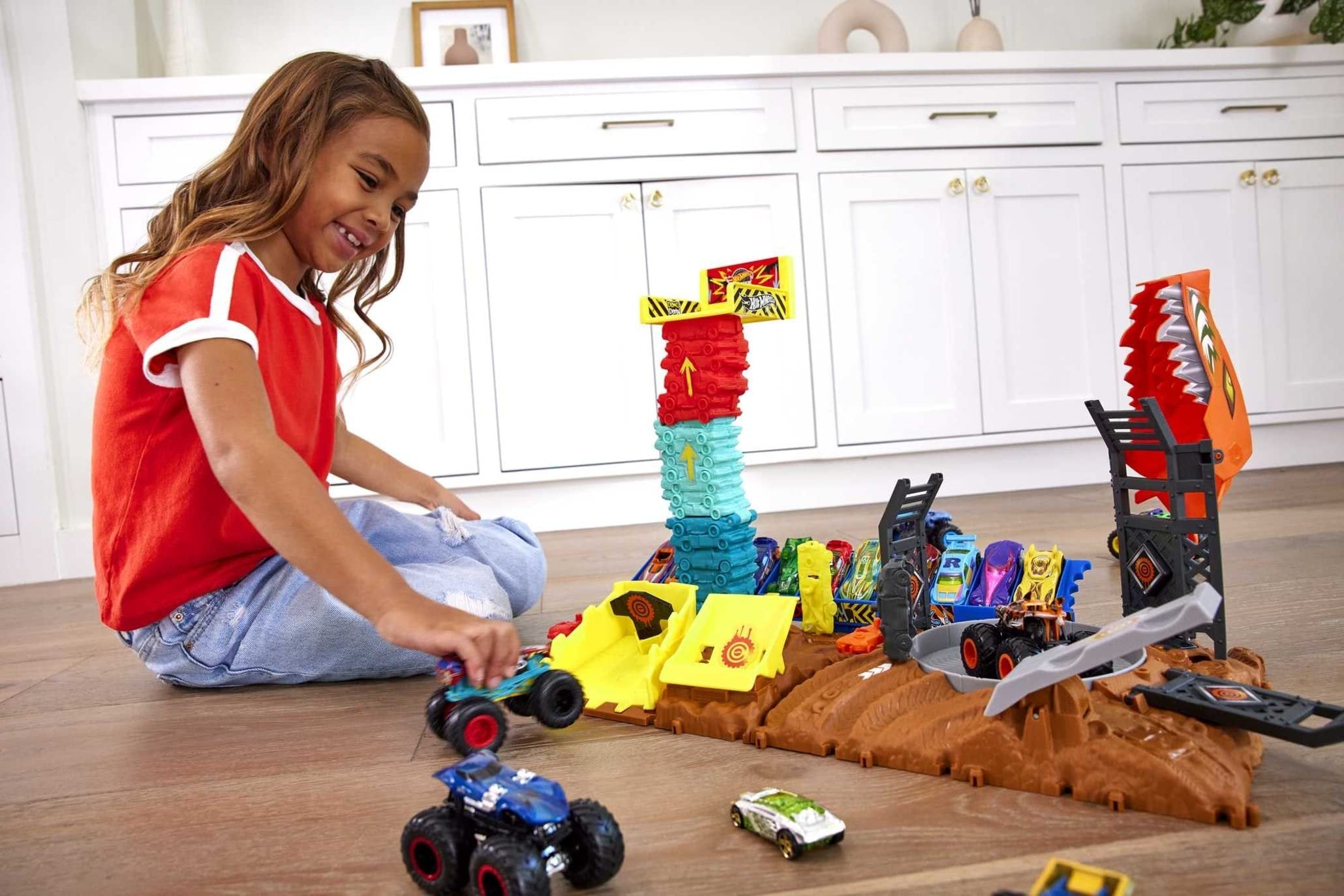 Hot Wheels Monster Trucks Playset & Toy Truck, Arena Smashers Demo Derby Car Jump Challenge, 1:64 Scale Demo Derby & 2 Crushable Cars