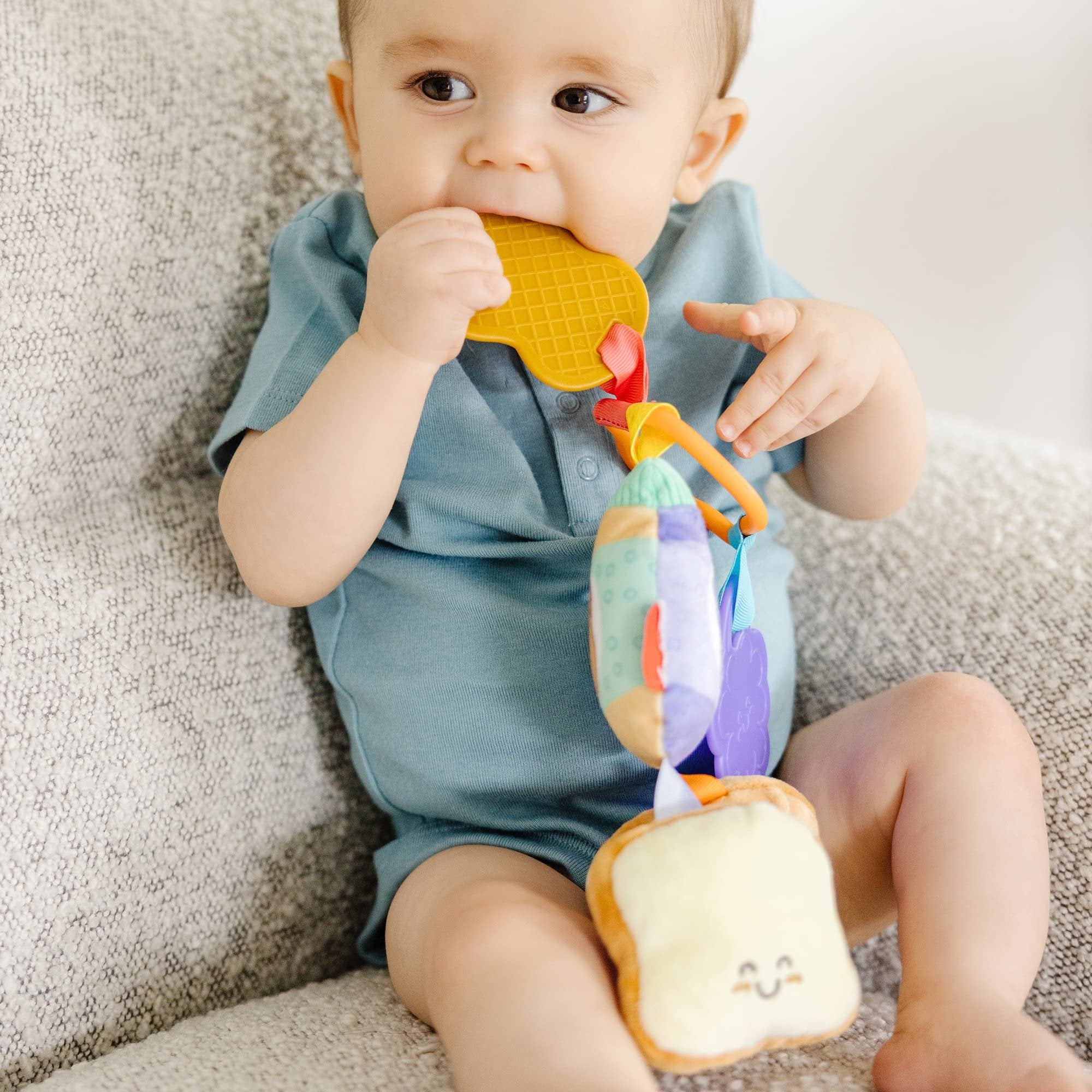 Melissa & Doug Multi-Sensory PB&J Take-Along Clip-On Baby Toy | Sensory Toy for Infants | Developmental Toy for Toddlers | 0+ | Gift for Baby Boys or Baby Girls