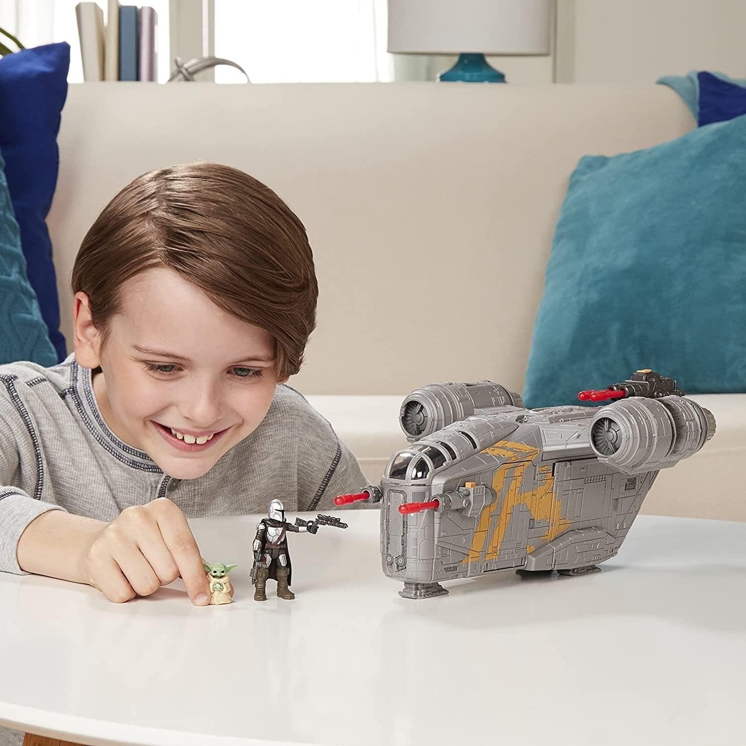 STAR WARS Mission Fleet The Mandalorian The Child Razor Crest Outer Rim Run Deluxe Vehicle with 2.5-Inch-Scale Figure for Kids Ages 4 and Up