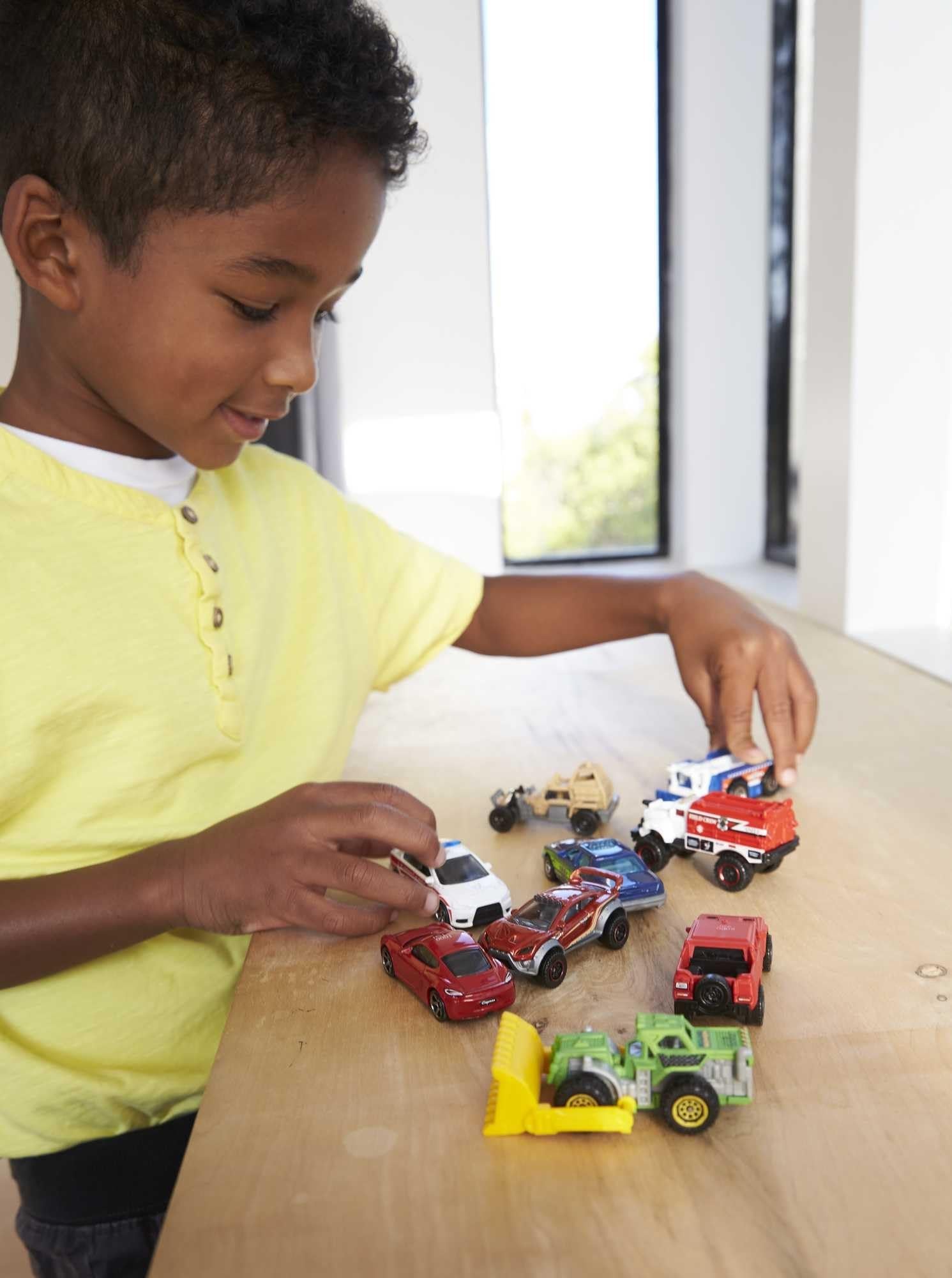 Matchbox Cars, 9-Pack Die-Cast 1:64 Scale Toy Cars, Construction or Garbage Trucks, Rescue Vehicles or Planes (Styles May Vary).