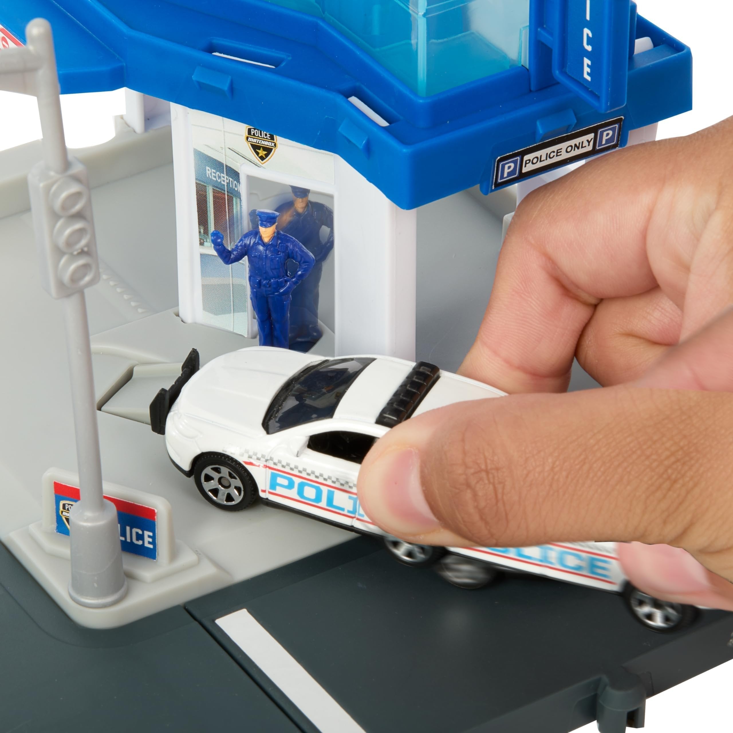 Matchbox Toy Car & Playset, Action Drivers Police Traffic Center with 1:64 Scale Ford Police Interceptor Toy Car, Kid- & Car-Activated Features, Moving Figure, HRY44