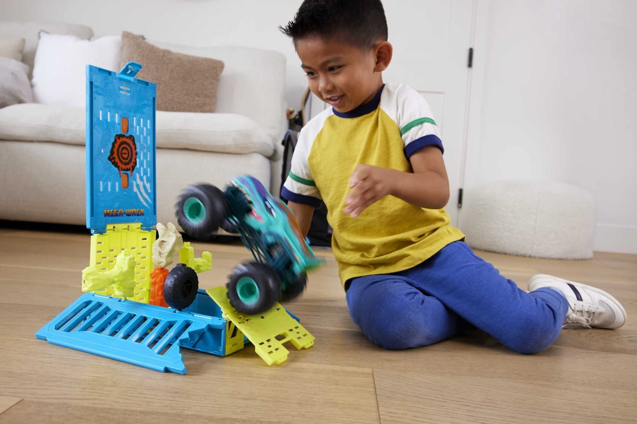 Hot Wheels Toy Monster Trucks 1:24 Scale Mega-Wrex in a Crash Cage, Oversized Storage Case Transforms into Stunting Area with 4 Crushable Accessories