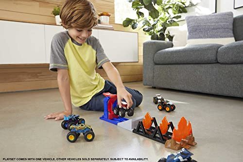 Hot Wheels Monster Trucks Toy Playset with 1:64 Scale Die-Cast 5-Alarm Fire Truck, Fire Through Challenge, Launch Vehicle Over Spinning Flames