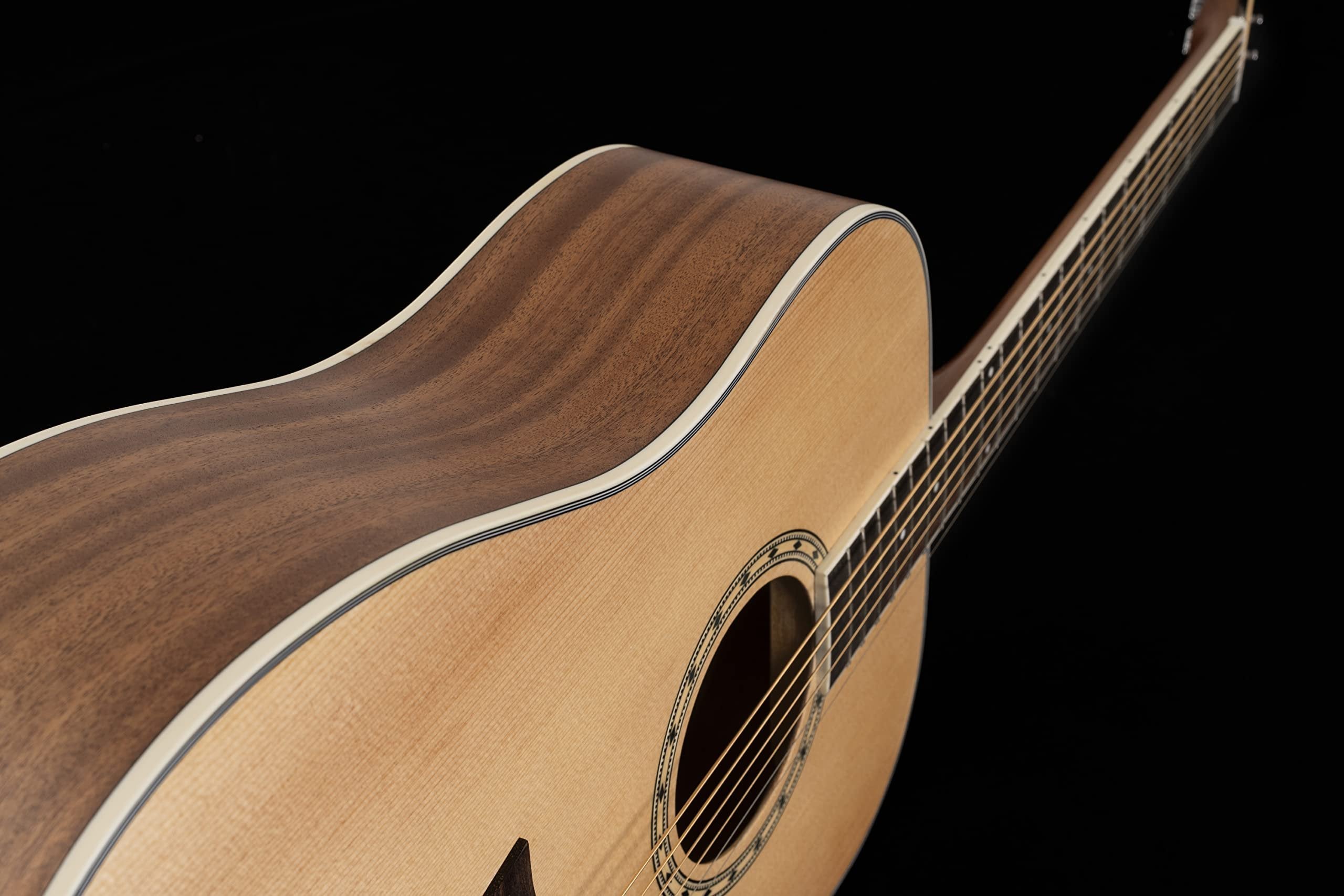 Peavey Delta Woods™ DW-2™ Solid Top Dreadnought Acoustic Guitar